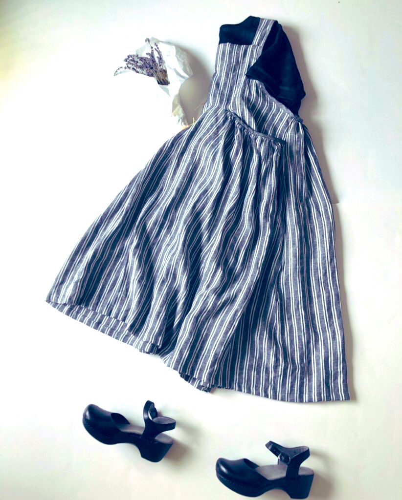 Primula Heart Sease ストライプリネンのエプロンワンピースはスキッとして ダンスコサンダルと程よくマッチします リネン リネンワンピース エプロンワンピース ハンドメイドワンピース エプロンワンピースコーデ ハンドメイド服販売 リネンねある