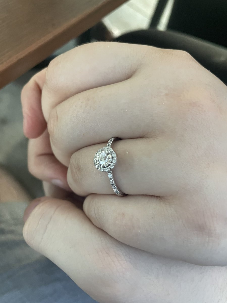 ImTempid's tweet photo. SHE SAID YES GUYS!! 💍 https://t.co/OckiCSv1dP