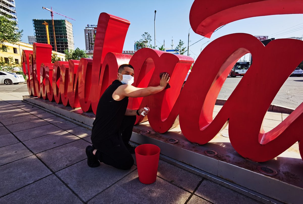 Өнөөдөр өглөө эрт босоод ганц хөшөө ч гэсэн нийслэл хотдоо угааж өгөе гээд угаалаа. Ганц хөшөөг угаахад 1450төгрөгний саван, хувьсгалын улаан хувин, ганц алчуур 20 минут л хангалттай байна. Гэтэл жилд хэдэн зуун саяын хөшөө угаах тендерийг хамаатнууддаа авч өгдөг гэж байгаа!!