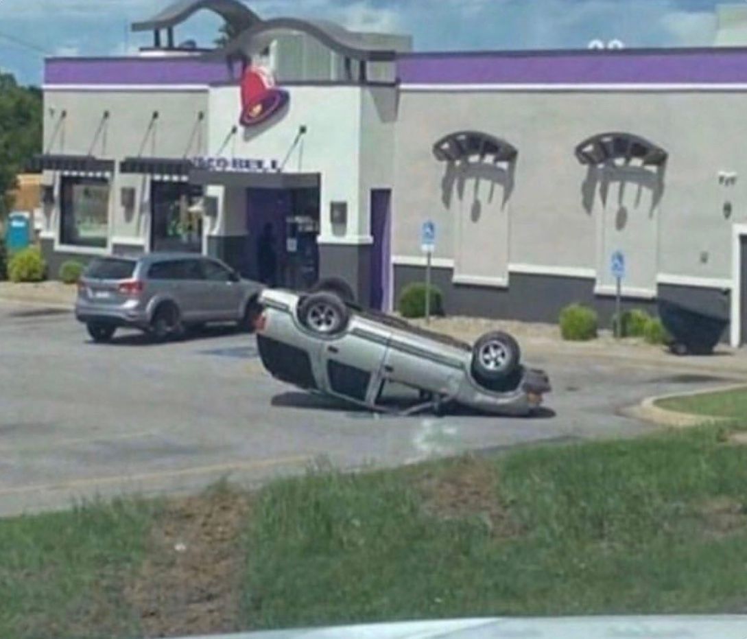 CauseWereGuys's tweet photo. I can’t stand people who park like this... https://t.co/l1mK1uEMbh