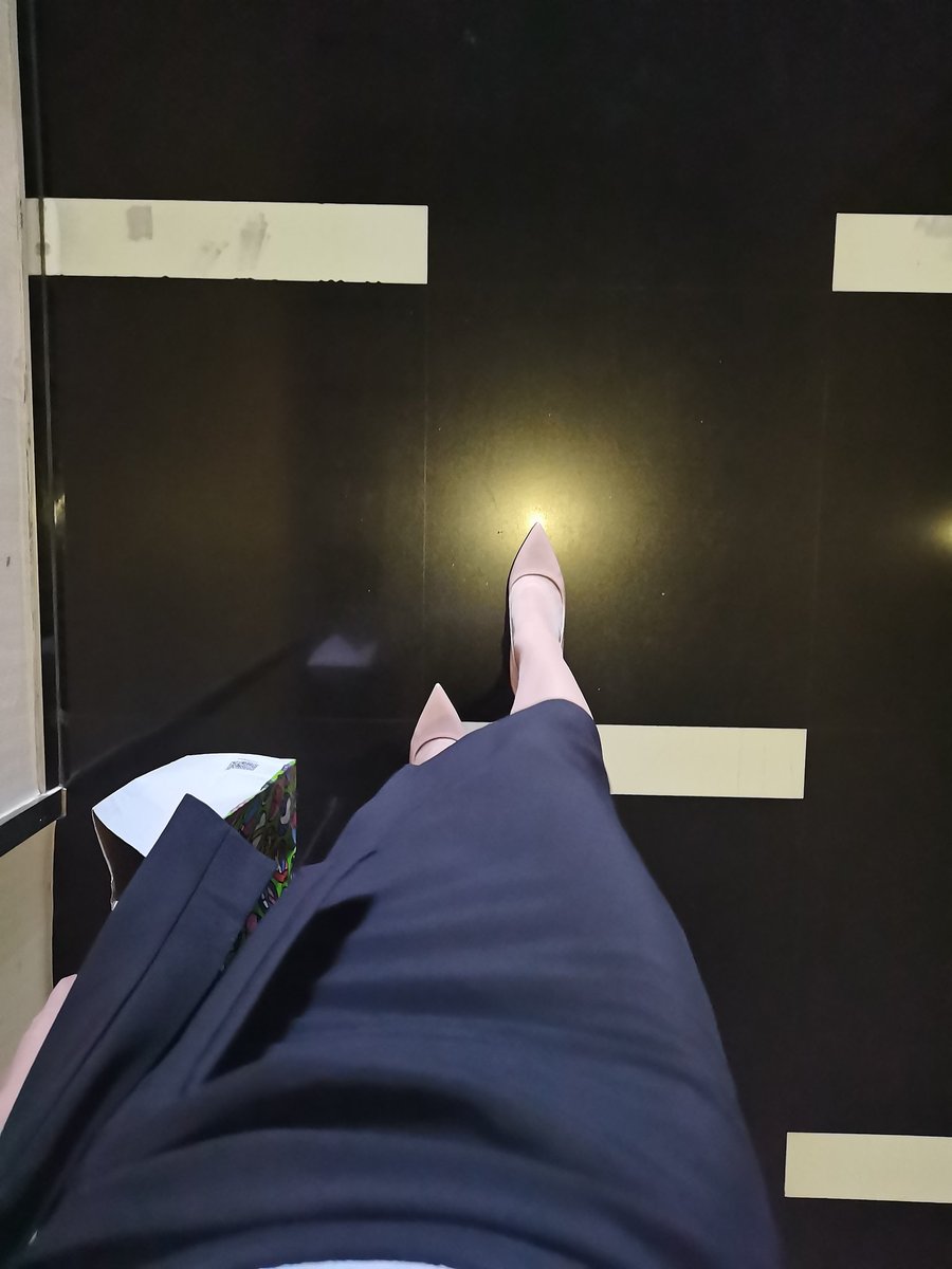 丝袜：九尾紫瞳【缠】这裙子我穿着是不是超级欲？搭配上性感的九尾紫瞳家的无缝丝袜就是职场里最美的人！@0zitong_0 @0zitong https://t.co/X3ibcEPUFJ