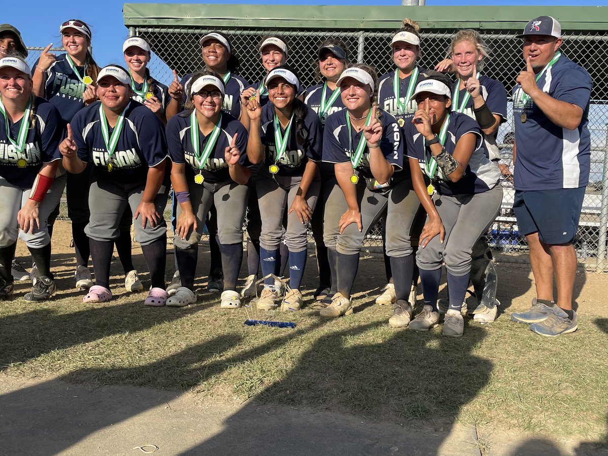 molzm512's tweet photo. After a long hot weekend in Longview, we ended up the champs!!! Love this team. Happy I could pitch the last game to win it all!!! 🥎💙 @Fusion18a @TXFusion18A @OKWUeagles_SB @nealy_tracy @SavellBill @NTCCSOFTBALL https://t.co/HIOLPmpkR9