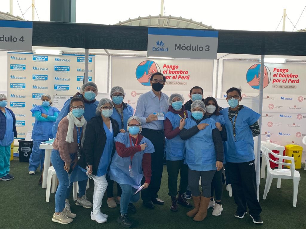 cesarcombina's tweet photo. #RobaVacuna 💉 ¿Cuántas vacunas nos va robando Martin Vizcarra? Él ya tenía dosis completa Sinopharm y ahora se pone la Pfizer. Esperamos que @Minsa_Peru y @EsSaludPeru expliquen de inmediato está situación. https://t.co/EXe1oCOfhp