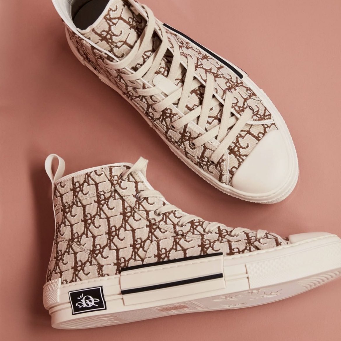 Left or Right? #CactusJackDior 👀