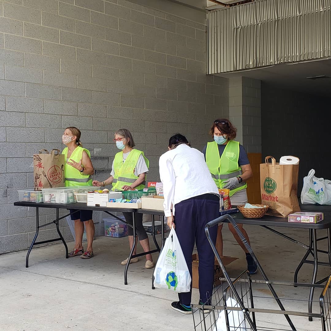 Ward3MutualAid's tweet photo. Our dedicated volunteers continue to show up every weekend to help sort out donations, produce, & cleaning supplies for the community. Donate to support our movement. https://t.co/UypBtO1thy #wekeepussafe #solidaritynotcharity #dcmutualaid #dmvmutulaidnetwork #dcpantry https://t.co/sXN9u7Js5h