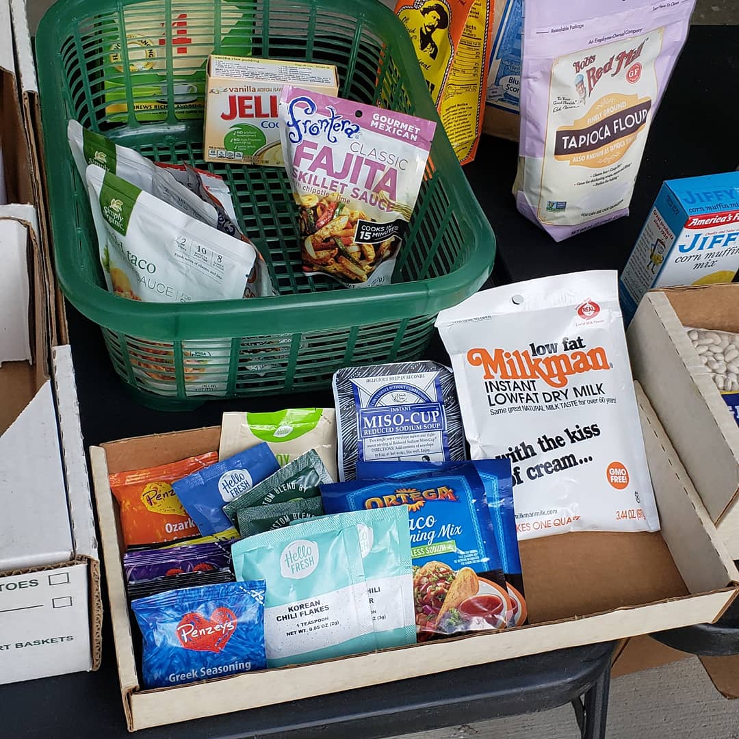 Ward3MutualAid's tweet photo. Our dedicated volunteers continue to show up every weekend to help sort out donations, produce, & cleaning supplies for the community. Donate to support our movement. https://t.co/UypBtO1thy #wekeepussafe #solidaritynotcharity #dcmutualaid #dmvmutulaidnetwork #dcpantry https://t.co/sXN9u7Js5h