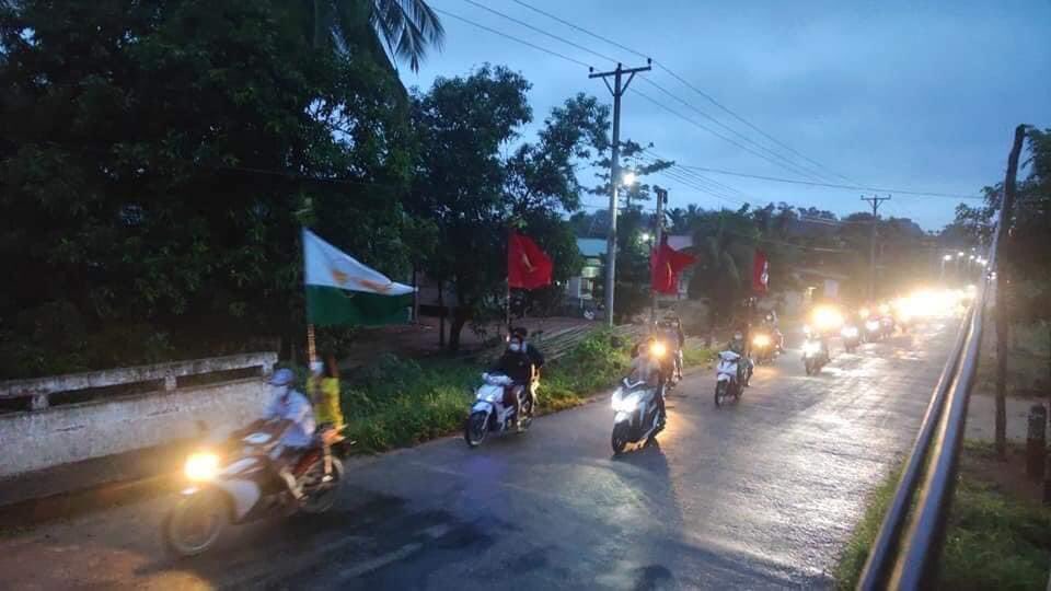 klatpri's tweet photo. Anti-dictatorship protesters in Aut Yebyu village, Launglon township marched on motorcycles this morning, defying military rules. #RecognizeNUG #WhatsHappeningInMyanmar #June28Coup #MilkTeaAlliance https://t.co/HfGgPO1z4J