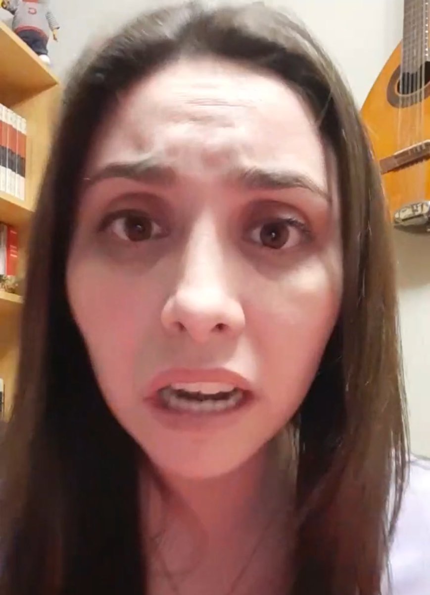 maecmeza's tweet image. La cada de Melissa Peschiera cuando revise sus mensajes de tuiter e instagram después de haberle chupado los pies a su jefe por 2 horas #KuartoPoder