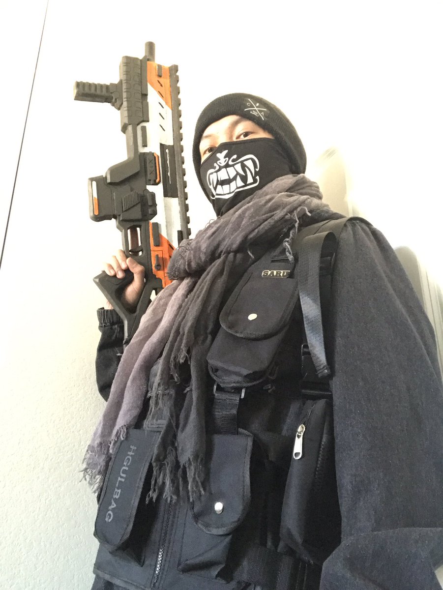 illustrativeWil's tweet image. I finally finished! So much fun building this! Thanks for the free template @AndrewCookDFT! Now I gotta try to make a helmet. @Respawn #Titanfall2 #CARsmg #cosplay #prop