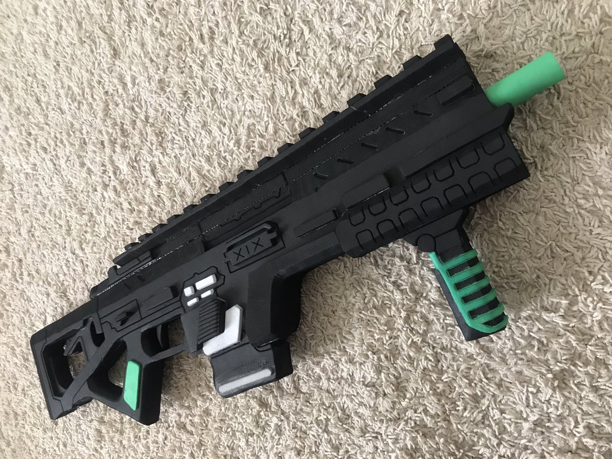 illustrativeWil's tweet image. I finally finished! So much fun building this! Thanks for the free template @AndrewCookDFT! Now I gotta try to make a helmet. @Respawn #Titanfall2 #CARsmg #cosplay #prop