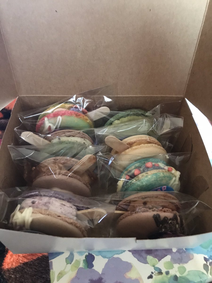 momowrnr's tweet photo. Huge thank you to @LeasSweetBox for the macaroons !!!!!! I’m obsessed https://t.co/q0lVfHqU5l