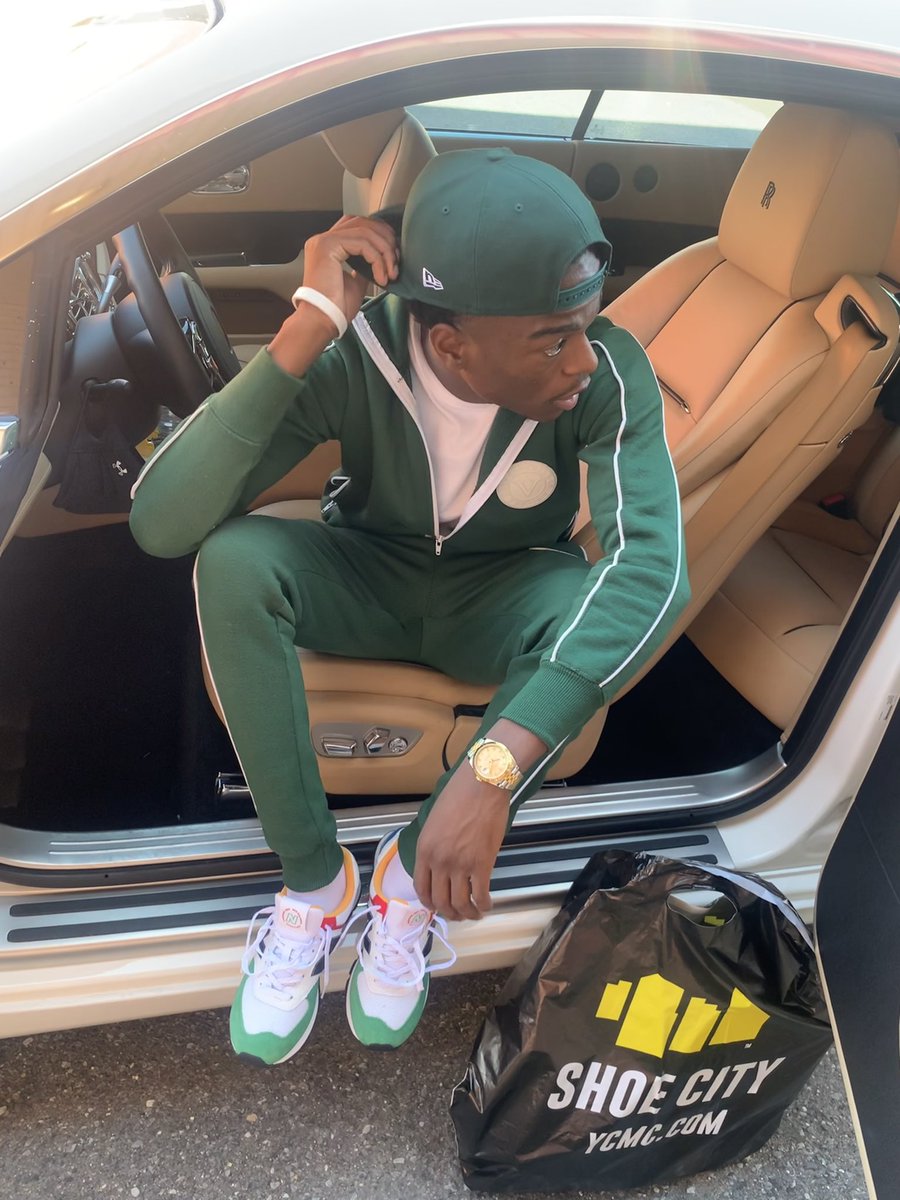 Lorr_tone's tweet photo. You thought she was a freak in them sheets you shoulda seen her work behind dem curtains #RRAction👻 #TheFlip🏚 #DaYoungest🗣 #TheFlipProject #GRANNY💔🕊 https://t.co/lCF00fTqc6