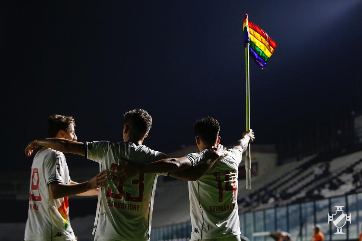 VascodaGama's tweet photo. VENCE O GIGANTE! 

Vasco vence o Brusque por 2x1, em um dia histórico e com um gesto histórico! QUE ORGULHO SER! 💢❤️✊🏾🌈

📸 Rafael Ribeiro/Vasco

#VascoDaGama
#RespeitoEDiversidade https://t.co/j0dgyEiab1