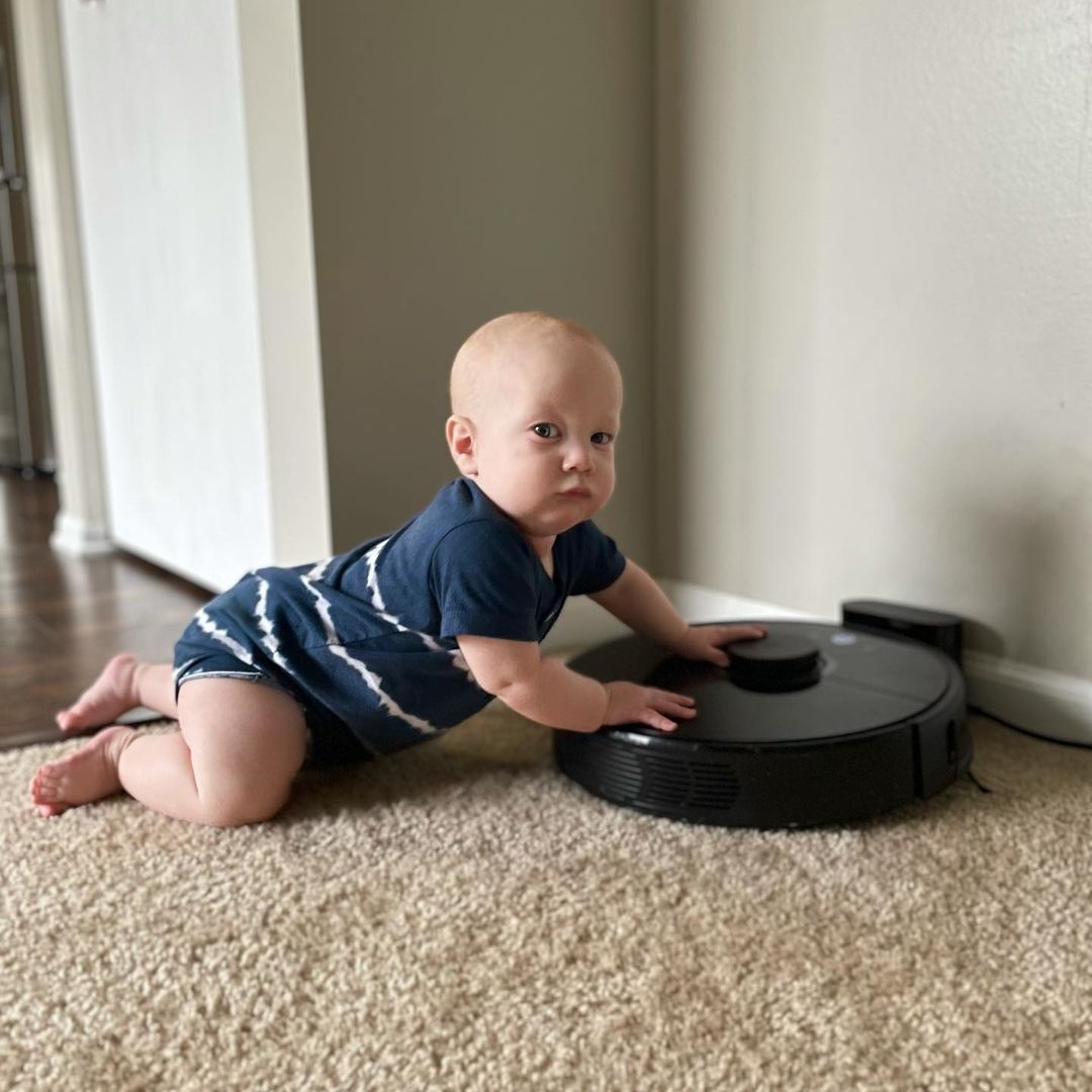 roborockaus's tweet image. @kimrychelle

He loves the #roborockS5