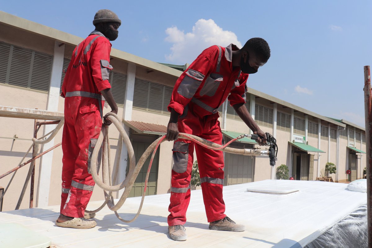 #RwoT
This morning we're thrilled to announce that through a partnership with <a href="/MaxolinePaint/">Maxoline_paint</a> &amp; major bus company Kigali Bus Services (KBS) we have launched a pilot to paint bus roofs with solar-reflective paint to improve passenger experience (A THREAD)

#CoolRoofs
#Rwanda