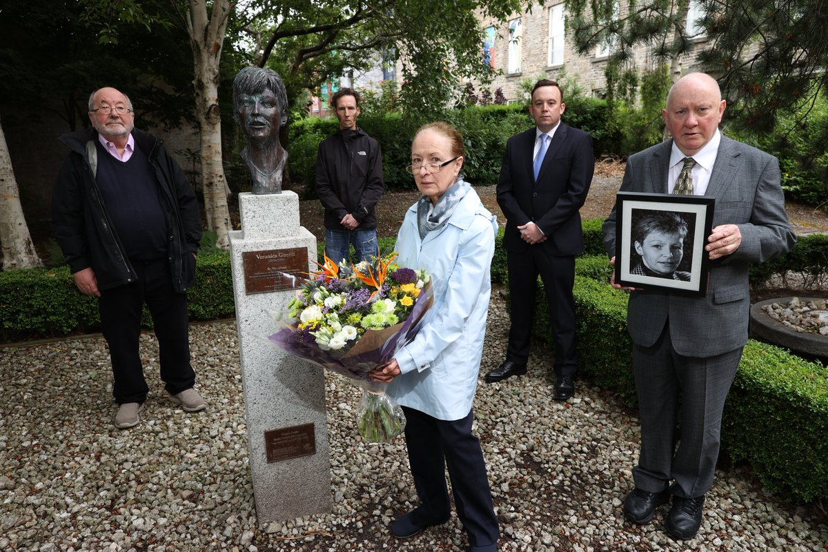 Mary Curtin, recently nominated as <a href="/NUJofficial/">NUJ</a> placed flowers at Veronica Guerin statue on Saturday. Veronica received the same honour posthumously. A small group led by Martin Fitzpatrick, Dublin branch chair attended. <a href="/irishcongress/">Irish Congress (ICTU)</a> <a href="/franmcnulty/">Fran McNulty</a> <a href="/nujrte/">RTÉ NUJ</a>