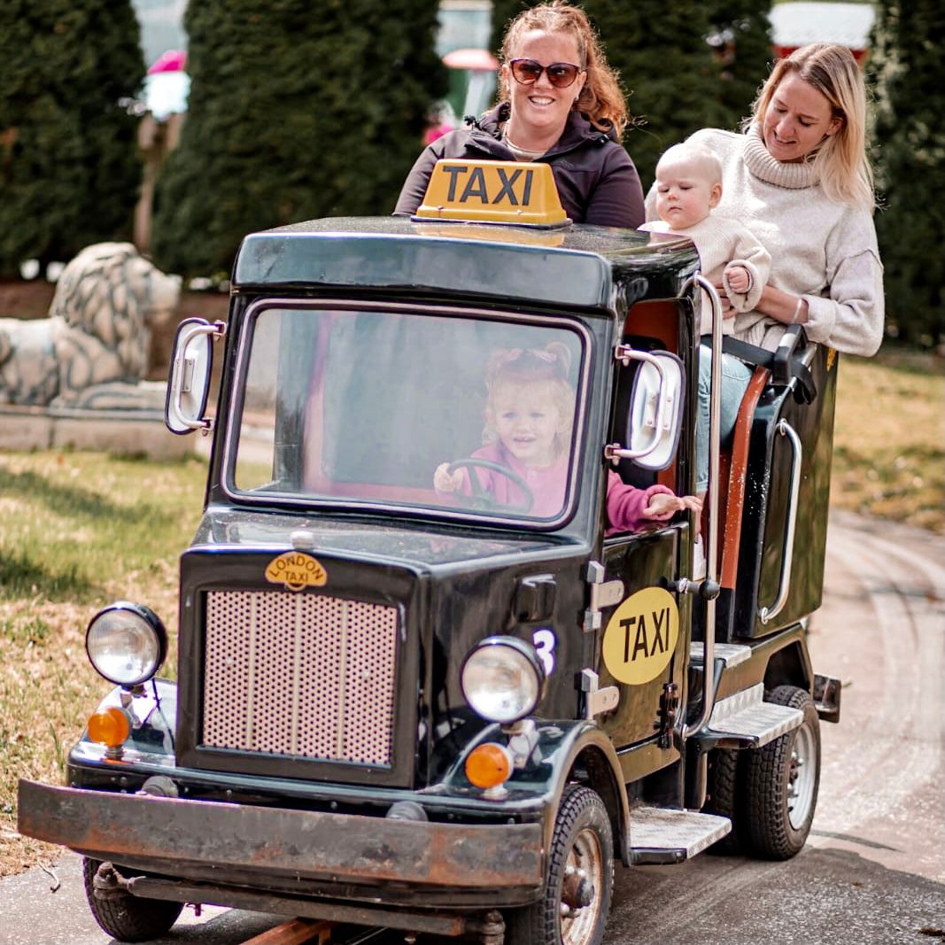 OakwoodThemePk's tweet photo. Let your young adventurers take control for the day & give you a Taxi ride around the Sights of London! 🚕🏙️ Adventures for all the family await! 👨👩👦👦
Gates open from 10am 🕙
https://t.co/Bro4rH2gU6
#kidsincontrol #yesday #adventures #memories #funtimes https://t.co/ZcsZ2RAd4W