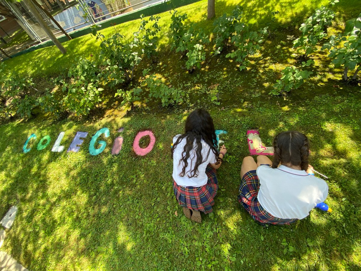ColegiosElValle's tweet photo. El último día de clase, tres alumnos de #2ESOC ayudaron a pintar las letras del patio🙌🎨
#ColegiosElValle #VB #FindeCurso #FelizVerano https://t.co/QLQvq6c9wy