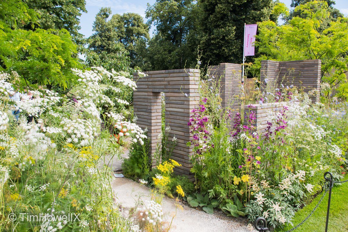 #CountdownToHampton #RHSHampton 8 days until 1st @the_rhs flower show of 21. Two gardens from the very successful young designer @UlaMaria1 2018 saw her win “Best Lifestyle Garden” with “The Style and Design Garden”. Ula returned in 2019 with “@the_rhs Sanctuary Garden”