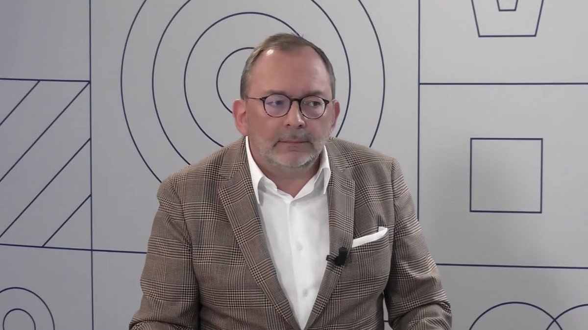 lopinion_fr's tweet photo. EN DIRECT. «On critique beaucoup le secteur privé, mais on le critique moins lorsqu’il s’agit de l’immobilier. L’apport du privé permet des milliards d’euros d’investissements pour aménager ou rénover des places supplémentaires en Ehpad» @LucBroussy (@Ehpa_Presse) #ConfEhpad https://t.co/Jcp3lcruE4