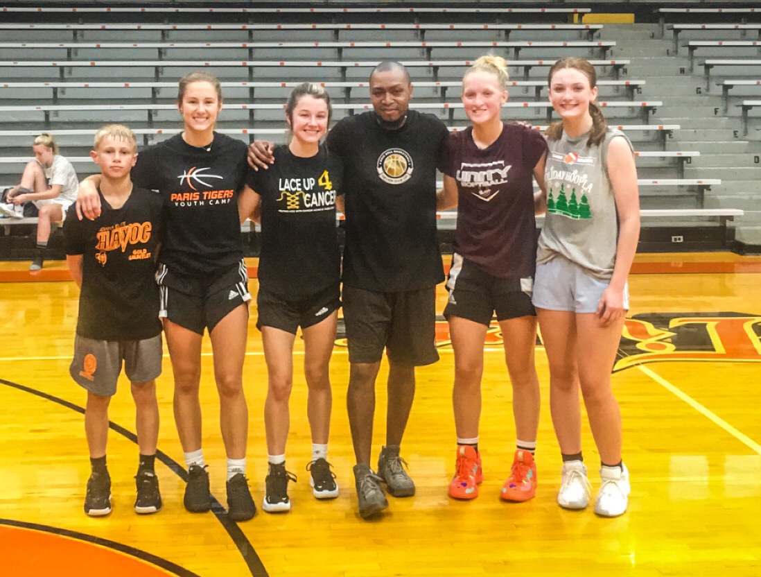 coachkrisbell's tweet photo. Amazing session tonight with some talented guards! They came out during a storm to get work in! Two of them stayed for the next session! Great work!! 💪🏽 https://t.co/dsI1l2LONi