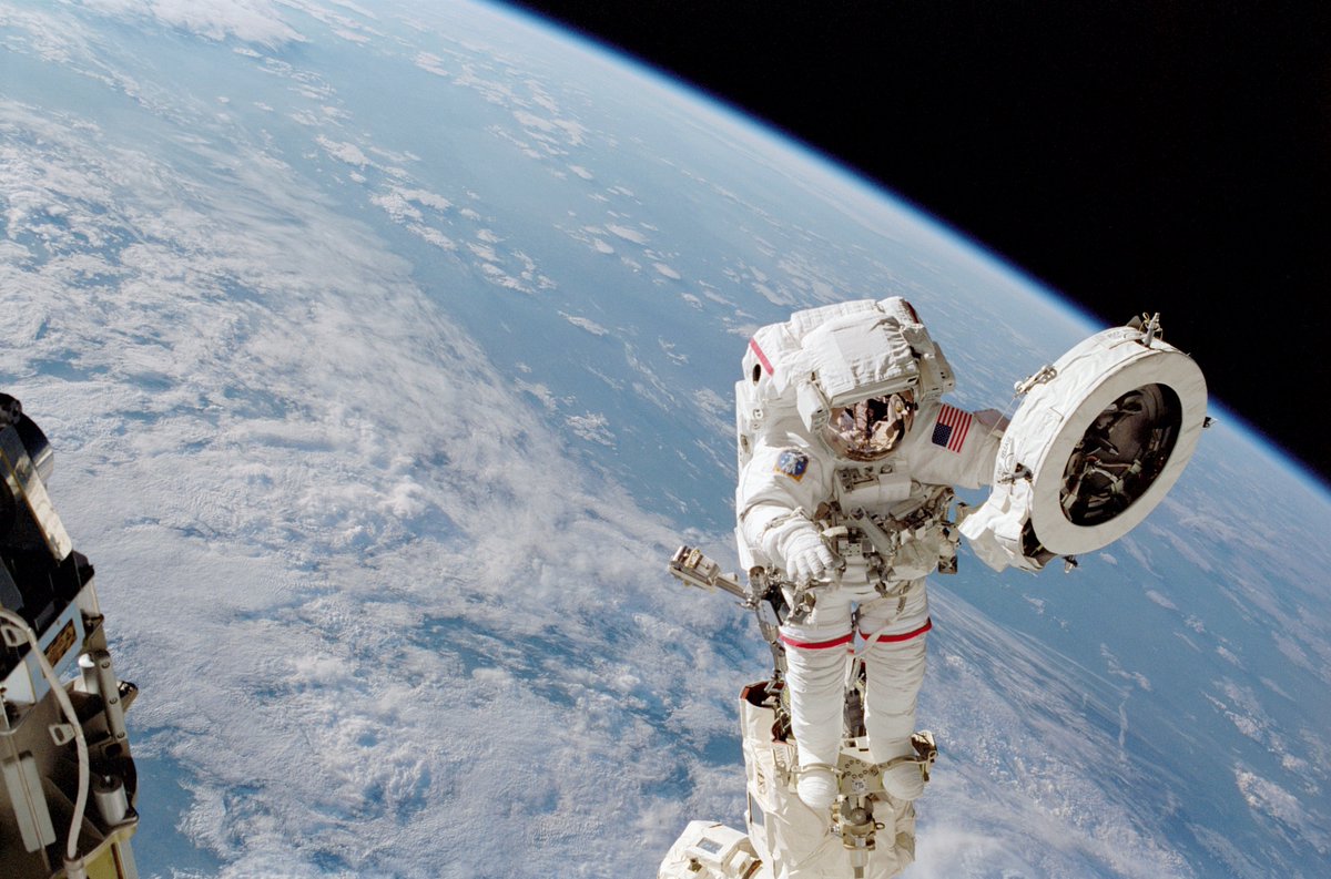 #100DaysOfSpace I grew up dreaming to be an astronaut &amp; did clear the preliminaries, but an extremely poor eyesight stopped me. In this favorite topic of mine from June 2002, astronaut Frank Chang-Diaz performs a spacewalk on STS-111 mission aboard shuttle Endeavour #NASA #Space