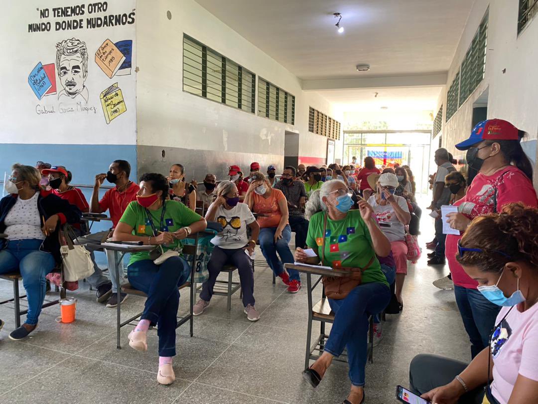RMarcoTorres's tweet photo. #27Jun Nuestras bases del @PartidoPSUV se han expresado en un extraordinario ejercicio de participación y democracia; este es el pueblo de Chávez, disciplinado, consciente y leal. Felicitaciones a toda la estructura política, a nuestras UBCH y RAAS de #Aragua #ConLasBasesMeResteo https://t.co/E3cEhCkKio