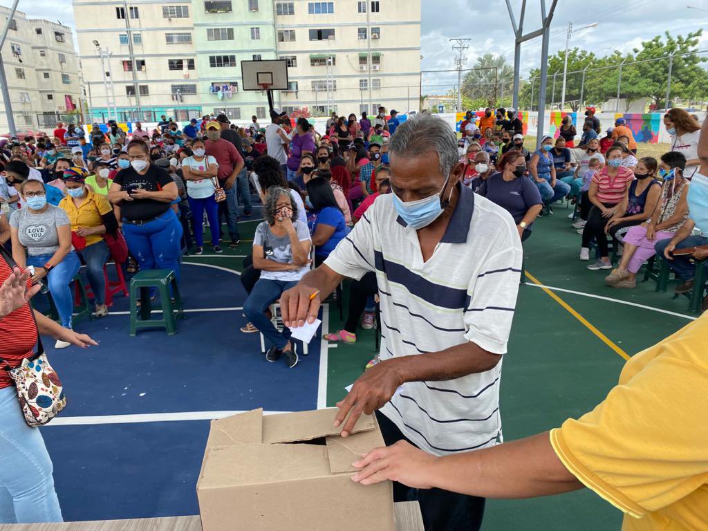 RMarcoTorres's tweet photo. #27Jun Nuestras bases del @PartidoPSUV se han expresado en un extraordinario ejercicio de participación y democracia; este es el pueblo de Chávez, disciplinado, consciente y leal. Felicitaciones a toda la estructura política, a nuestras UBCH y RAAS de #Aragua #ConLasBasesMeResteo https://t.co/E3cEhCkKio