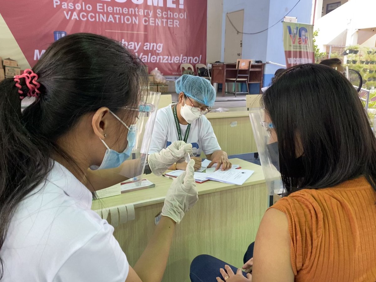 onenewsph's tweet photo. LOOK | Around 1,000 Grab drivers with one family member each are expected to receive their COVID-19 vaccines in a Valenzuela inoculation center. The vaccination is open until 10 p.m. tonight. (via News5/@lailachikadora) https://t.co/SEvtd6Vxwh