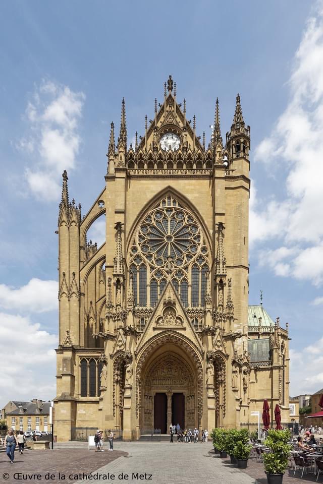 フランス大使館 S Tweet フランスの風景 メス市のサン テチエンヌ大聖堂はヨーロッパの中で最も高いゴシック様式の大聖堂の1つです 13世紀から16世紀にかけて建造されました 大聖堂は6500m 以上の面積がステンドグラスで覆われており その中にはシャガールの