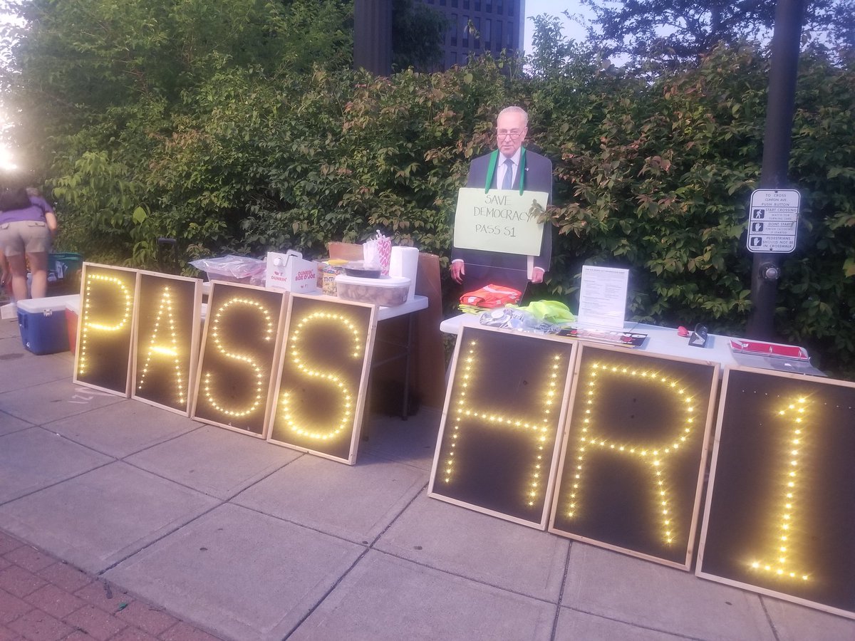 GailRychlewski's tweet photo. #DeadlineforDemocracyAlbany 
Join our 24 hour filibuster to #EndTheFilibusterNow and pass #ForThePeopleAct 
Leo O'Brien Building Albany https://t.co/aiNCKPP4tN