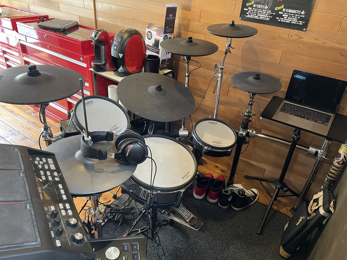 freaks_market's tweet photo. 最近、 Roland製品が多くなって回し者みたいになってるwww
#Roland
#ローランド
#mc707
#mv1
#Vdrums
#TD50
#spdsx
#pm03
#Rubix22
#hs5 https://t.co/QQG0n11mov