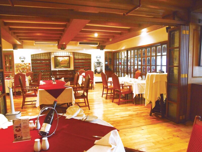 WeeklyPLECOMM's tweet photo. 🍷あの店・この味🍷
One Legazpi裏手通り、こんなところに会員制レストラン＆Barが🍀
1906年設立👀
非会員も数回入れるように!
素敵な大人空間を記事からご確認を😃

https://t.co/UMIjLtGtWS
#フィリピン#Philippines#フィリピン情報#makati #マカティ #Manila #マニラ#社交場#GermanClub#ドイツ料理 https://t.co/iRSnXG0hKd