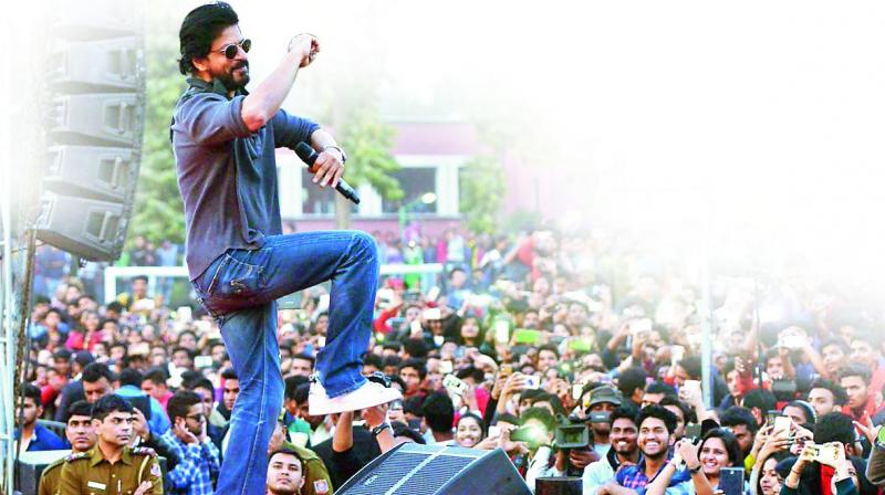 teamsrknepal's tweet photo. Tera Jabra Fan Hogaya😍

@iamsrk @teamsrkfc @iamsrkclub | #ShahRukhKhan #NepalLovesSRK https://t.co/XernLwWc1B
