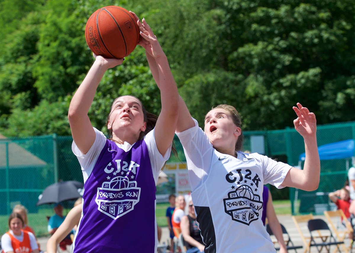 SabSportsShotz's tweet photo. Look, if you're going to drive the lane against the Midland Lady Old School in a @CJ2KLeague game, you better bring it and be ready for some contact because they are challenging every shot, hard! #notinmyhouse #notforthetimid #playlikeagirl https://t.co/SvPkVhnzZN