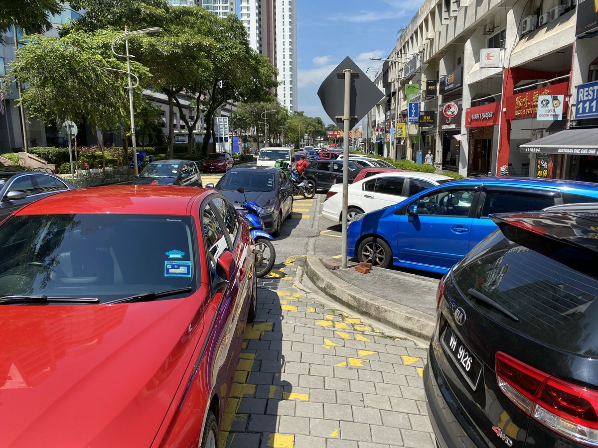 ezrenamarwan's tweet photo. Lockdown? What lockdown. Just another day in Damansara Uptown. #PleaseStayHome 🤦♂️ https://t.co/pQ5Yl1GcwV