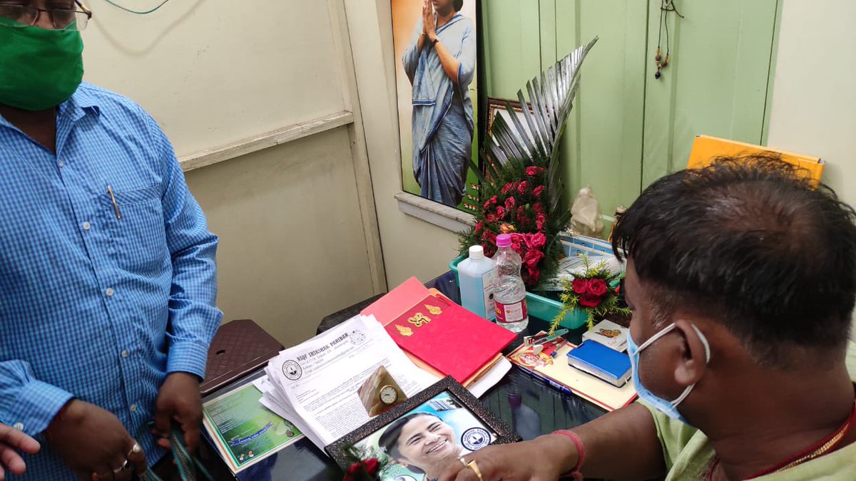 wbnsqf's tweet photo. The Hon'ble Minister of the Govt of WB &amp; MLA of Singur Legislative Assembly, Mr. @mlabecharam mahasaya called for a change in the plight of the WB NSQF Teachers Family. Representatives of the @wbnsqf greeted him with a memento #দিদিকেপ্রধানমন্ত্রীচাই #SaveNSQF #60YearsJobSecurity https://t.co/2F0ZTEZXbY