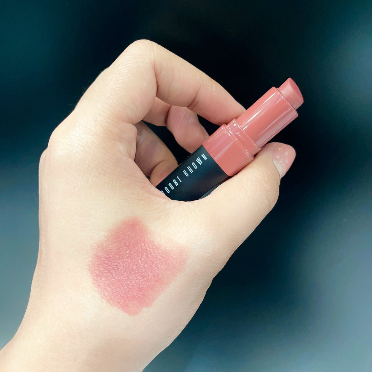 Khunsomsree's tweet photo. อันนี้โดนตกมาเหมือนกันค่ะทุกคน Crushed lip Brownie สีชมพูตุ่น ๆ สวยมาก เนื้อแบบ..กึ่งแม็ท ไม่แห้งมาก ส่วนตัวชอบนะ เพราะไม่ค่อยเลอะแมส สีน่ารัก #ของมันต้องมี #ใช้ดีบอกต่อ #สมศรีรีวิว @BobbiBrown_TH https://t.co/E6dX7c9Wjr