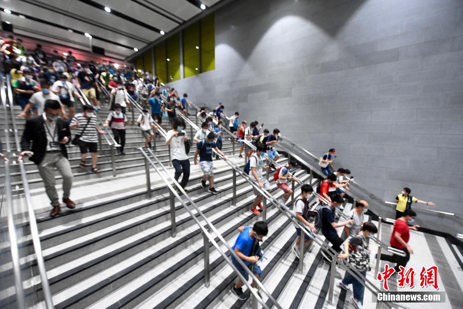 中國新聞社en Twitter 香港最長鐵路線屯馬線全線通車逾百鐵路迷坐頭班車 6月27日 港鐵屯馬線於早上5時50分正式全線通車 屯馬線 全線長約56公里 由屯門至烏溪沙 共27個車站 當中包括宋皇台及土瓜灣兩個新車站 為全香港最長的鐵路線