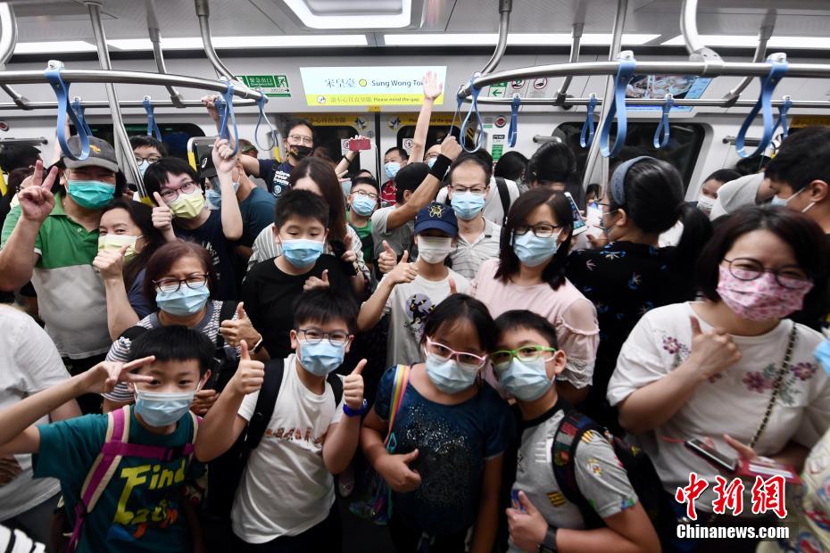 中國新聞社on Twitter 香港最長鐵路線屯馬線全線通車逾百鐵路迷坐頭班車 6月27日 港鐵屯馬線於早上5時50分正式全線通車 屯馬線 全線長約56公里 由屯門至烏溪沙 共27個車站 當中包括宋皇台及土瓜灣兩個新車站 為全香港最長的鐵路線