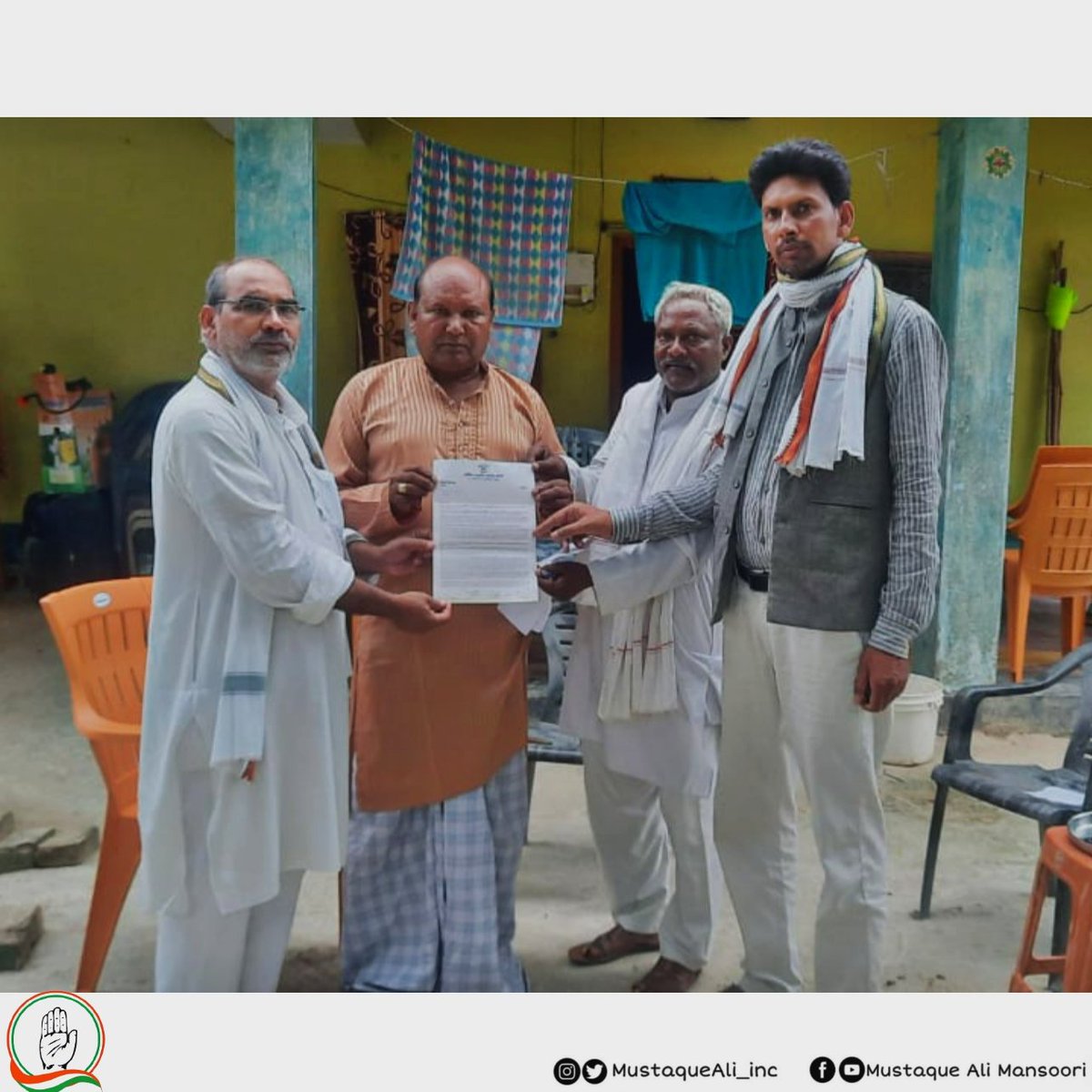 MustaqueAli_'s tweet photo. कांग्रेस महासचिव एवं उ.प्र प्रभारी मा•@priyankagandhi जी द्वारा प्रदेश के चुने हुए पंचायत प्रतिनिधियों को व्यक्तिगत बधाई संदेश अभियान के तहत कोपागंज ब्लाक के न्याय पचायत अलीनगर के अंतर्गत शाहपुर ग्राम प्रधान के प्रतिनिधि को बधाई पत्र देते हुए l
#MustaqueAli #354Ghosi #Congress https://t.co/eLB6bFElF7