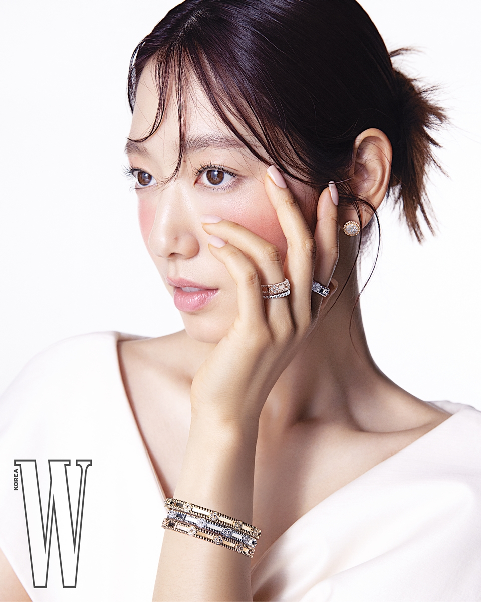 Park Shin-hye steals the spotlight in Van Cleef & Arpels creations