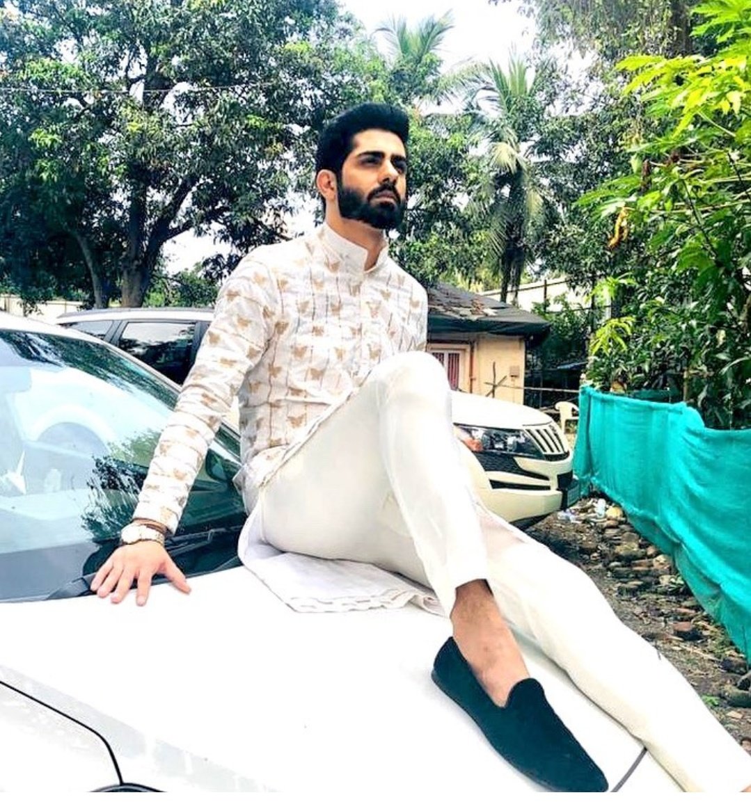 letsHopeMomina's tweet photo. I love #Helly &amp; she loves #white 
I lv white &amp; white is helly's 2nd name

 #RrahulSudhir loves black but he carries white so previously 

Rt it &amp; make them on top in white twitter list.. 
#WhiteTwitter

#IshqMeinMarjawan2 #HellyShah 
#HellyHolics #RraArmy #RrahulSudhir https://t.co/n00ruegv9m