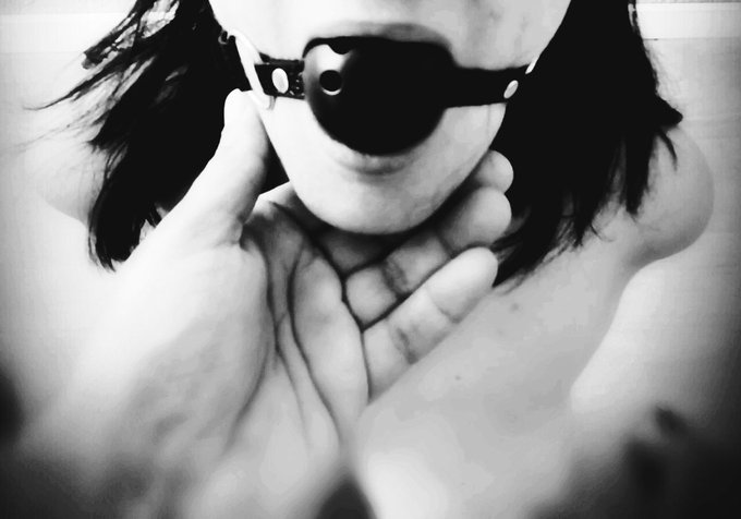 Dans les mains de mon Ma&icirc;tre https://t.co/HmghOYNOTM<a href="/tag/tittytuesday"class="tags"><span>#tittytuesday</span></a><a href="/tag/dentelle"class="tags"><span>#dentelle</span></a>