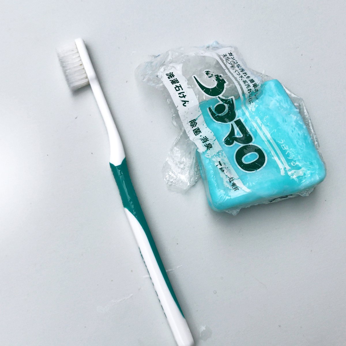 owl2323's tweet photo. 【OWL Kohaze Wallet お手入れの仕方】１年ぐらいご使用いただくとこのぐらい汚れます→洗濯石鹸やハンドソープなどをつけてから使わなくなった歯ブラシで擦ってください→自然乾燥後に毛羽立ちをハサミで落としてください→✨きれいに戻りました✨ https://t.co/ZwXOj67LNE