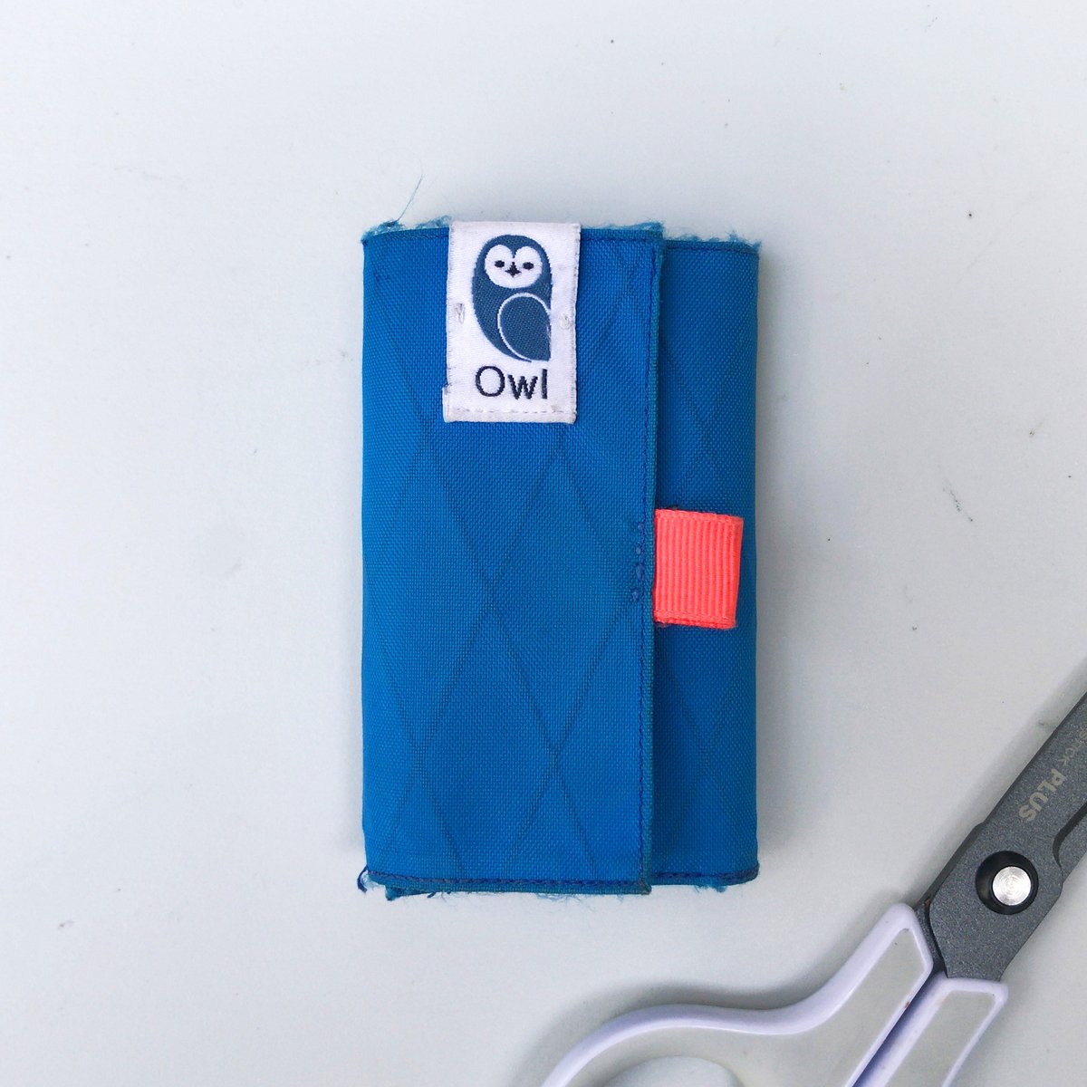 owl2323's tweet photo. 【OWL Kohaze Wallet お手入れの仕方】１年ぐらいご使用いただくとこのぐらい汚れます→洗濯石鹸やハンドソープなどをつけてから使わなくなった歯ブラシで擦ってください→自然乾燥後に毛羽立ちをハサミで落としてください→✨きれいに戻りました✨ https://t.co/ZwXOj67LNE