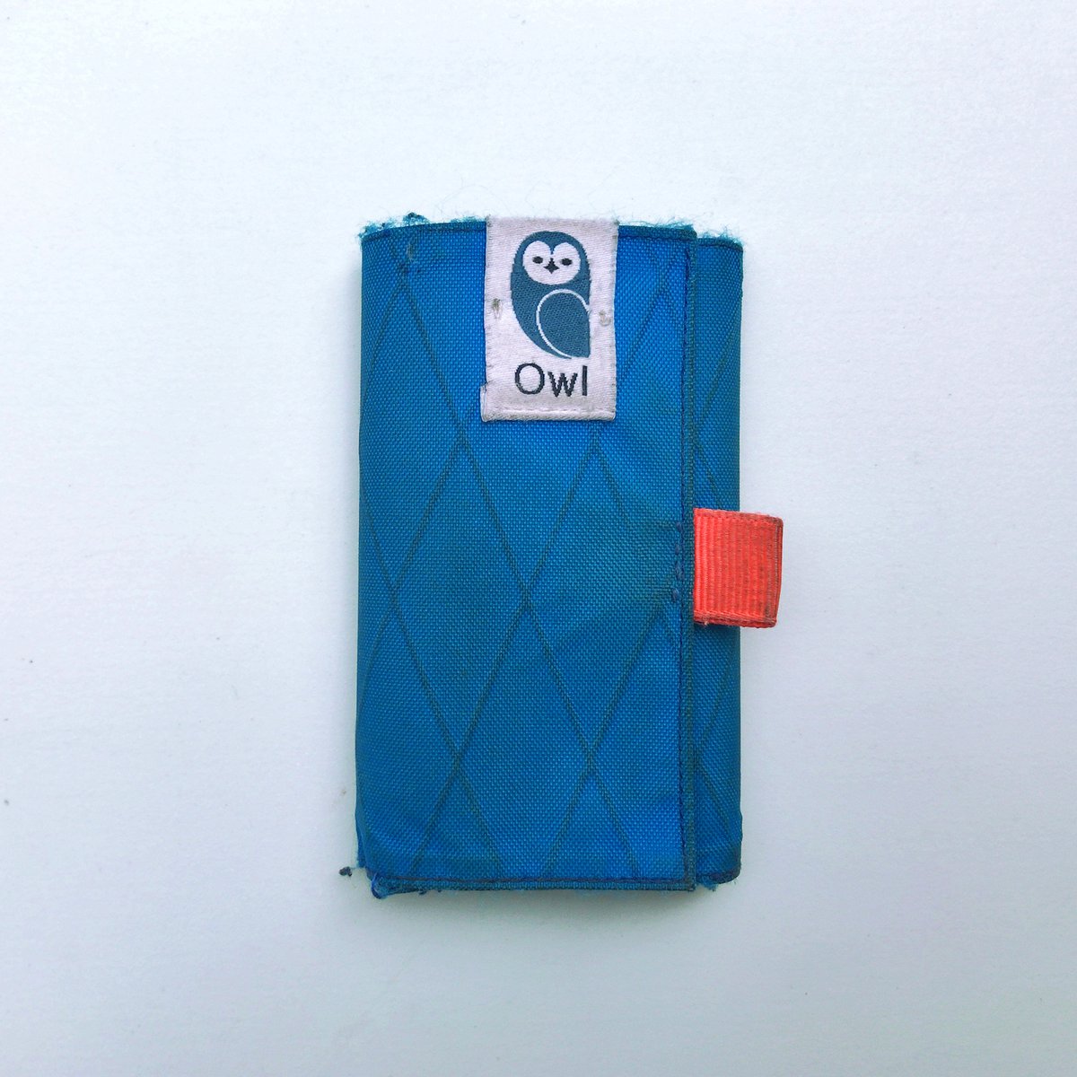 owl2323's tweet photo. 【OWL Kohaze Wallet お手入れの仕方】１年ぐらいご使用いただくとこのぐらい汚れます→洗濯石鹸やハンドソープなどをつけてから使わなくなった歯ブラシで擦ってください→自然乾燥後に毛羽立ちをハサミで落としてください→✨きれいに戻りました✨ https://t.co/ZwXOj67LNE