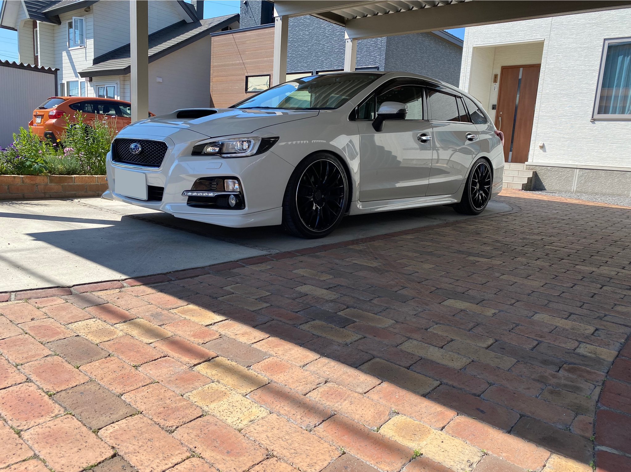 ゆうき 昨日ですが車高調取り付けしました 以外と下がった笑笑 かっこいいけど いつまで綺麗な状態は続くのか 笑笑 しぃちゃんは喜んでくれたので満足です スバル レヴォーグ Tein フレックスz 車高調 Diy T Co 6lv2vbeftp Twitter