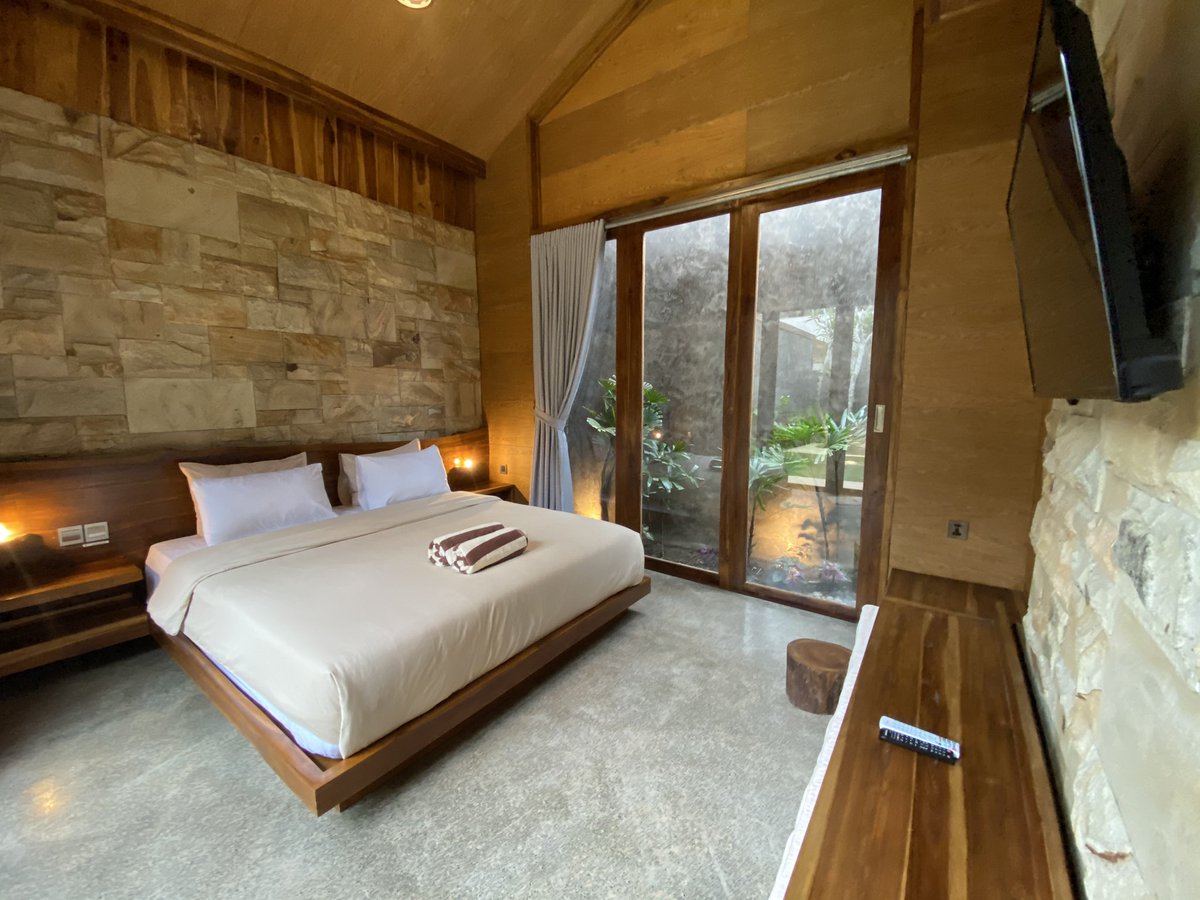 euniceapril's tweet photo. Save now, travel later. 

Batatu Resort, Kuta Mandalika, Lombok.

1BR Villa with breakfast (2 org) Rp 770K. 1 extra bed free. bisa 4 orang ini. Ada dapur jg bisa masak, alat makan lengkap. Pool, kamar mandi konsep outdoor. Bisa titip makan di luar dg ongkos 20rb. simpen aja dulu https://t.co/4f7pozUEA1
