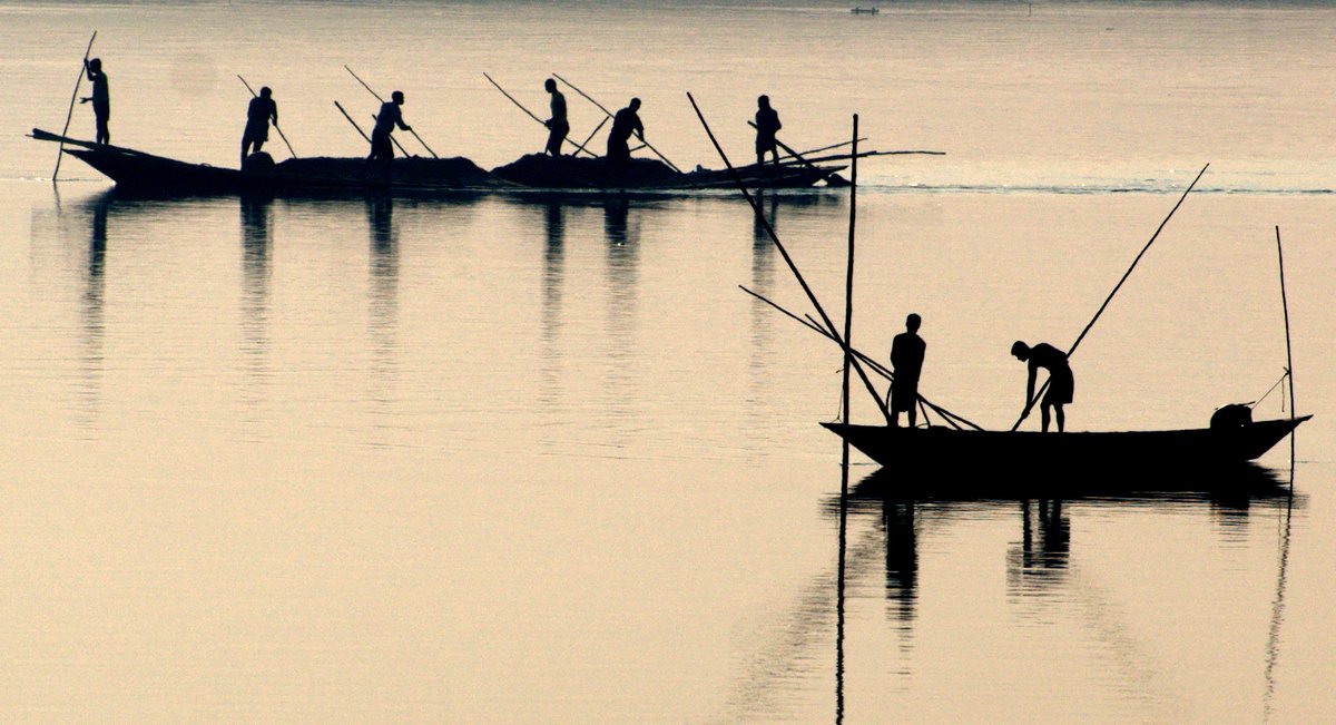 dupc_brb's tweet photo. Tomorrow (29th June) is the last day: https://t.co/jCuEtuUqvI #fishermen paddling down the #Brahmaputra #River #livelihood #EverydayBrahmaputra #Picture from our existing #media #library by Prof @chandanmahanta from @IITGuwahati @dailystarnews @riverine_people @BIGD_BRACU #story https://t.co/kRRHXz6Qri